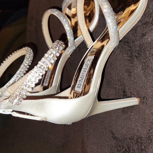 Badgley Mischka Ivory Satin Heels - Picture 3 of 13